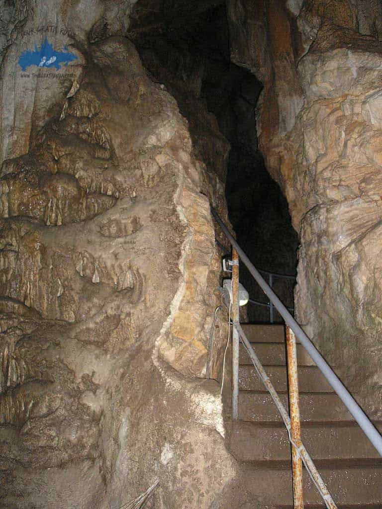 Excursionar en la cueva Emine Bair Khosar en Rusia